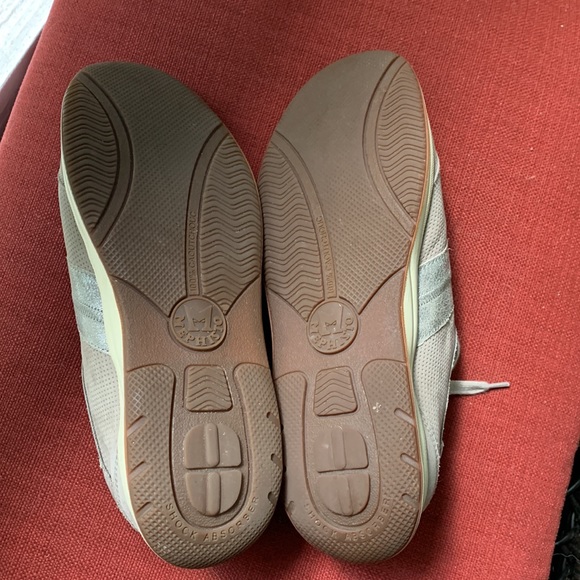 Mephisto Runoff Sneakers, woman’s size 7.5, beige leather and suede. - Picture 4 of 9